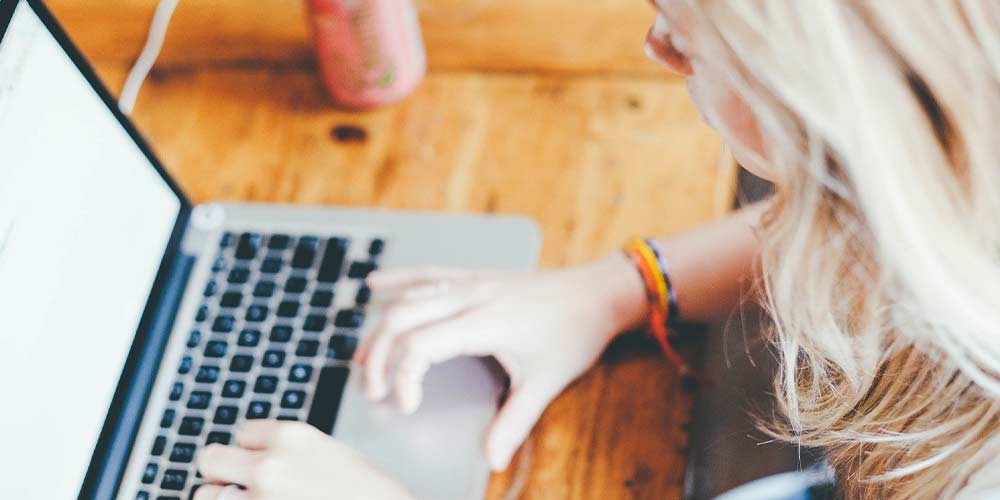 Frau mit Laptop am Digital Workplace